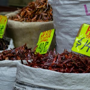 Tianguis tradicional y cocina en horno de leña
